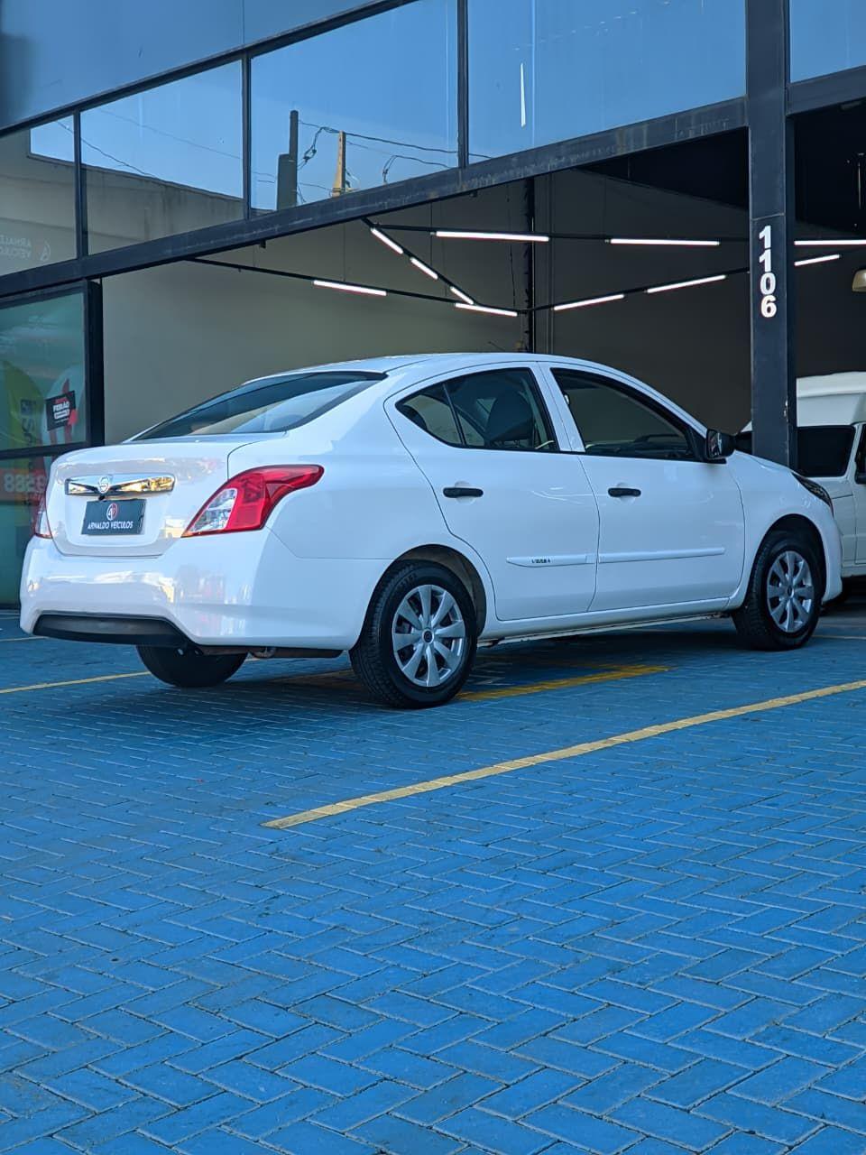 NISSAN Versa Sedan - Foto