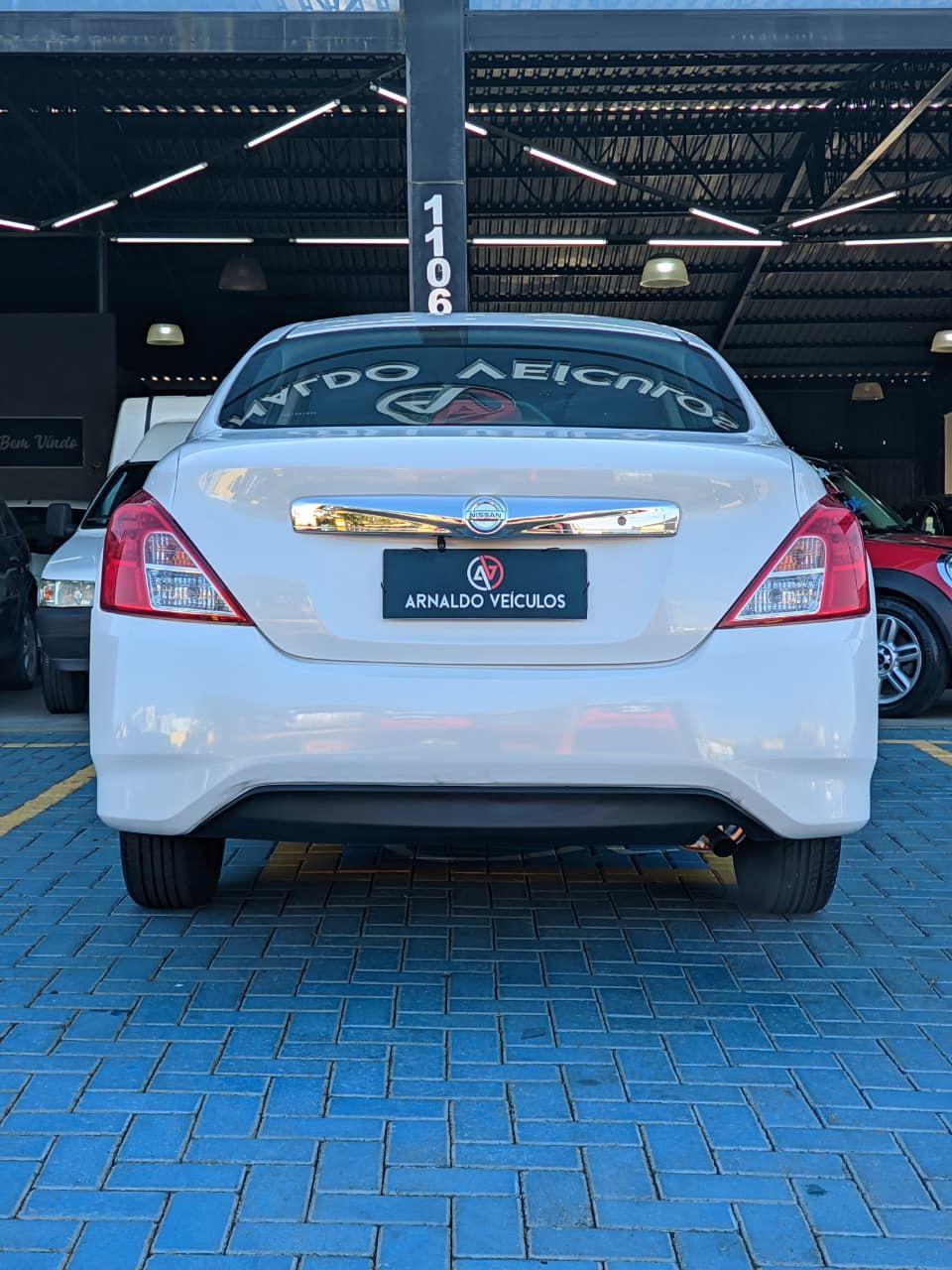 NISSAN Versa Sedan - Foto