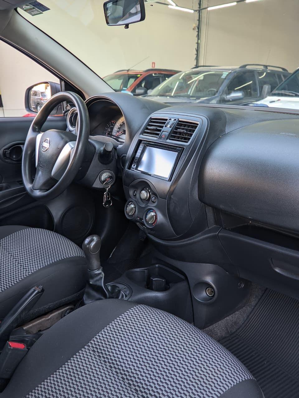 NISSAN Versa Sedan - Foto