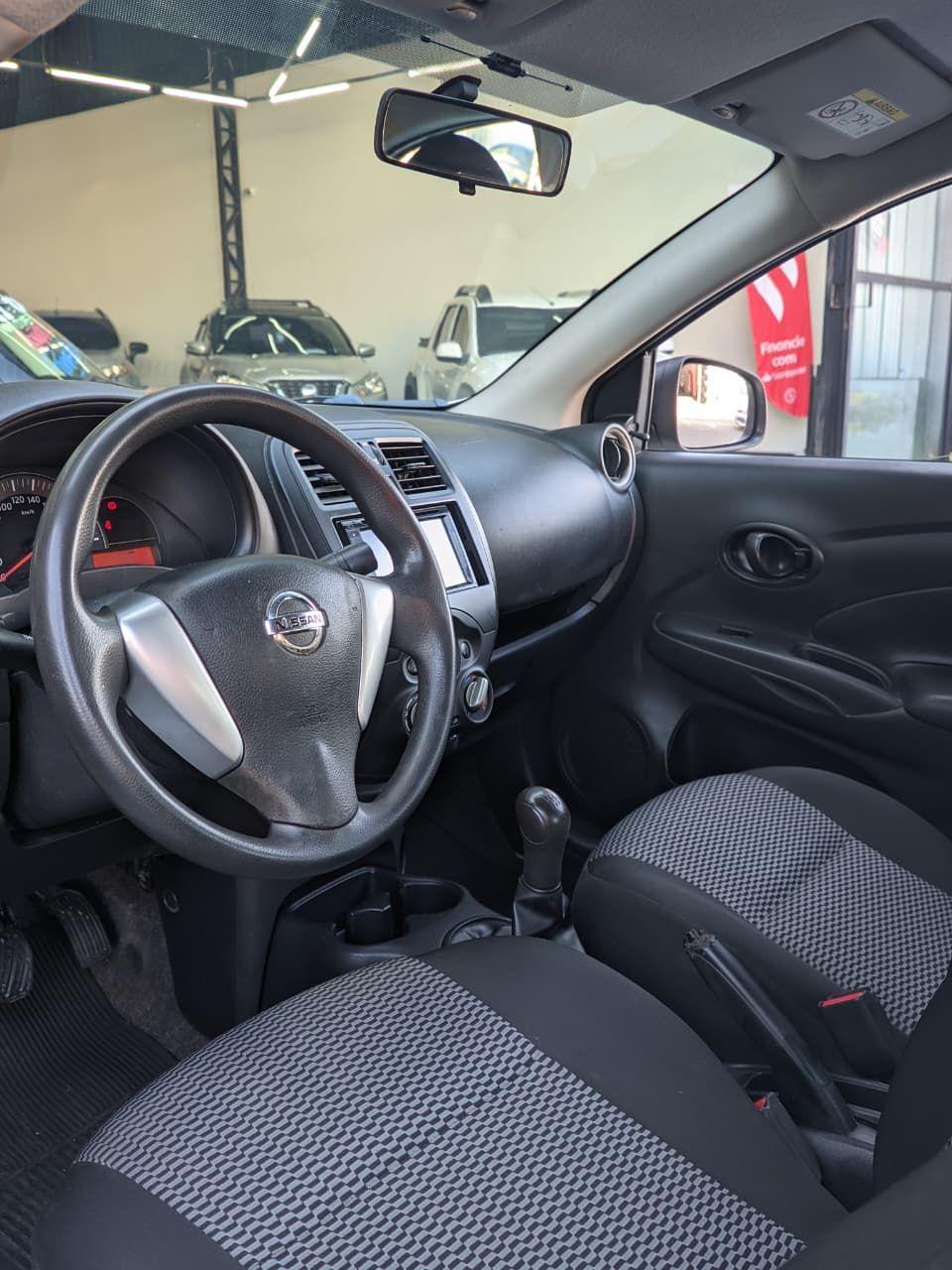 NISSAN Versa Sedan - Foto