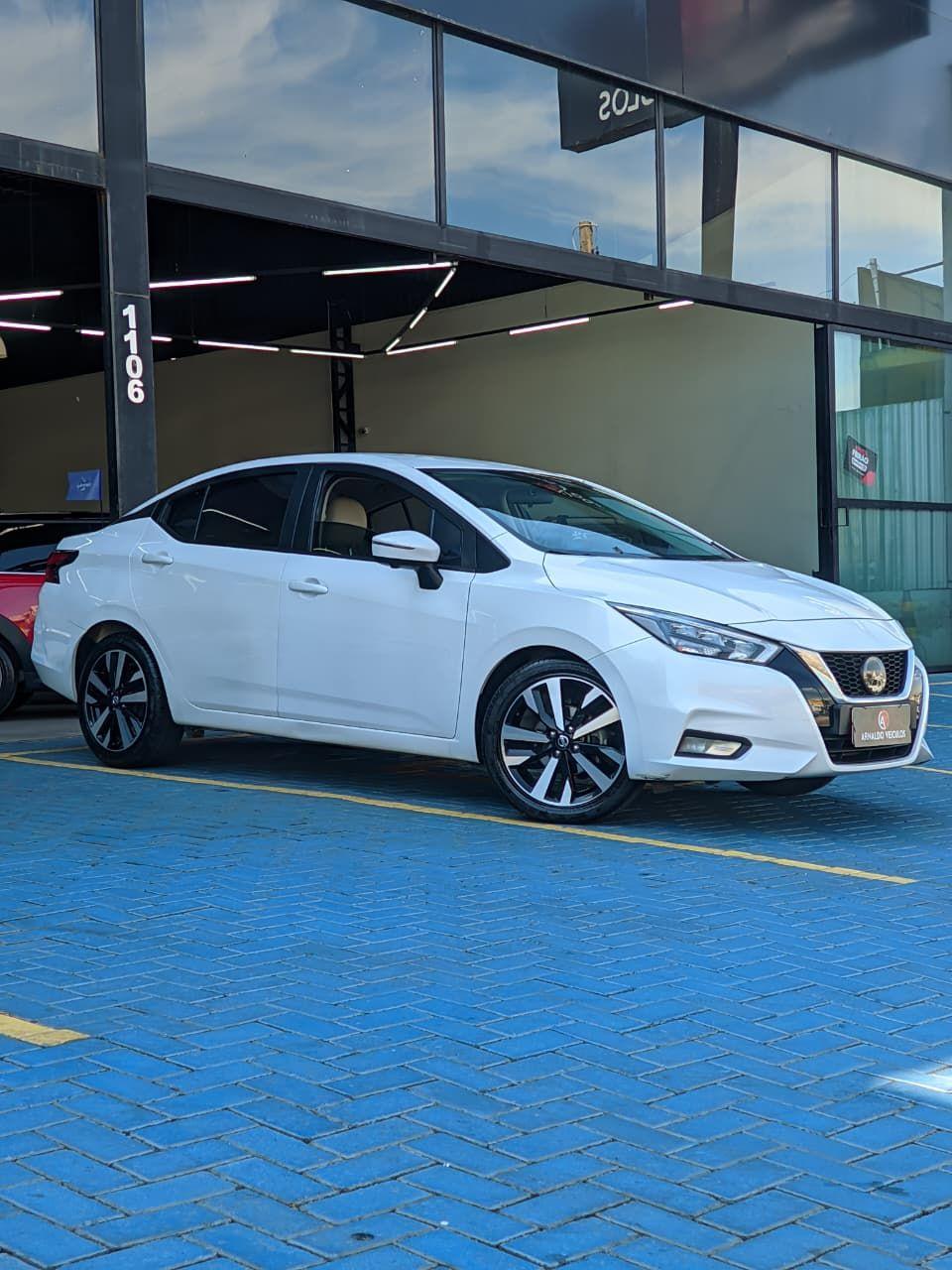 NISSAN Versa Sedan - Foto