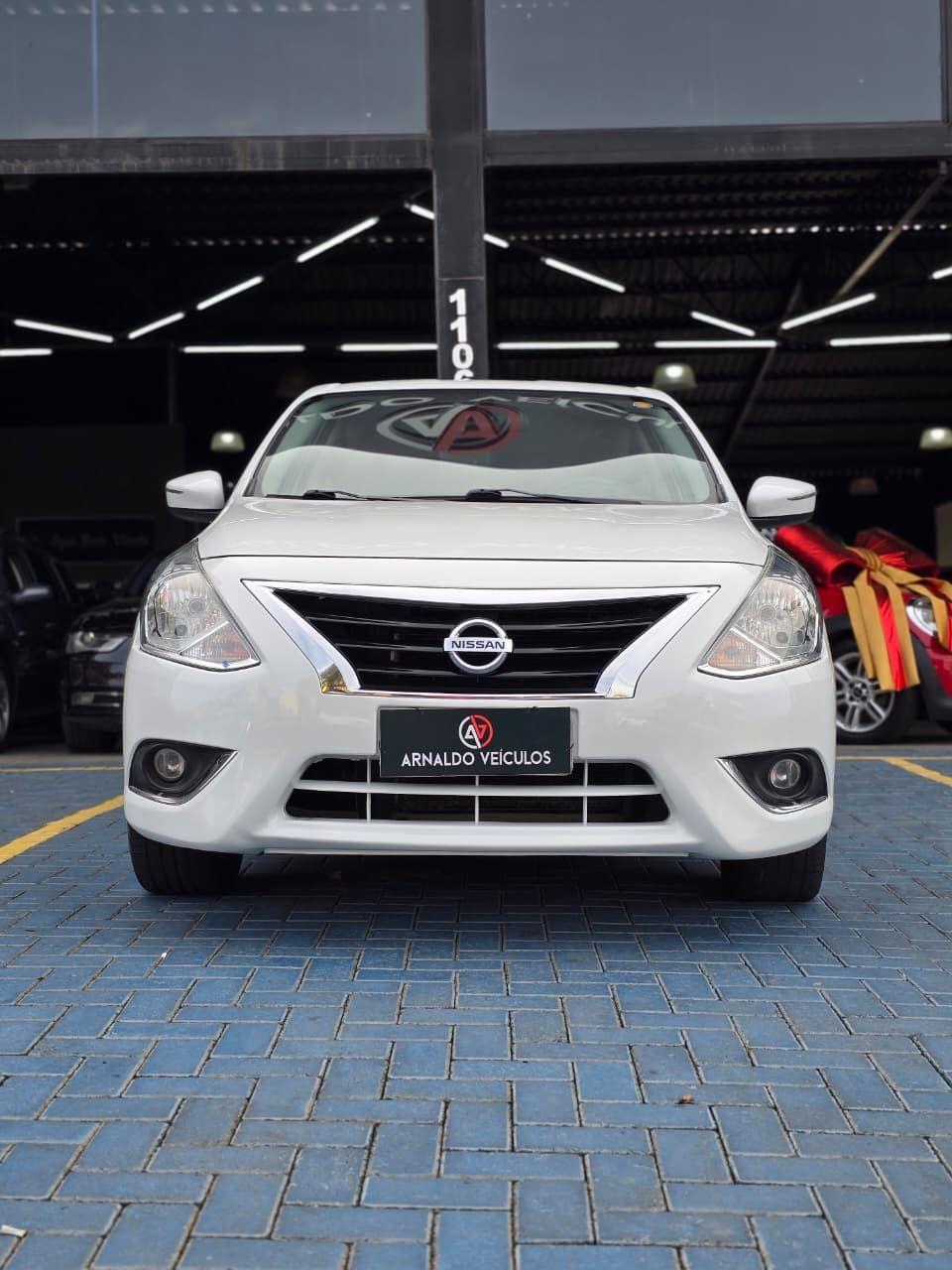 NISSAN Versa Sedan - Foto