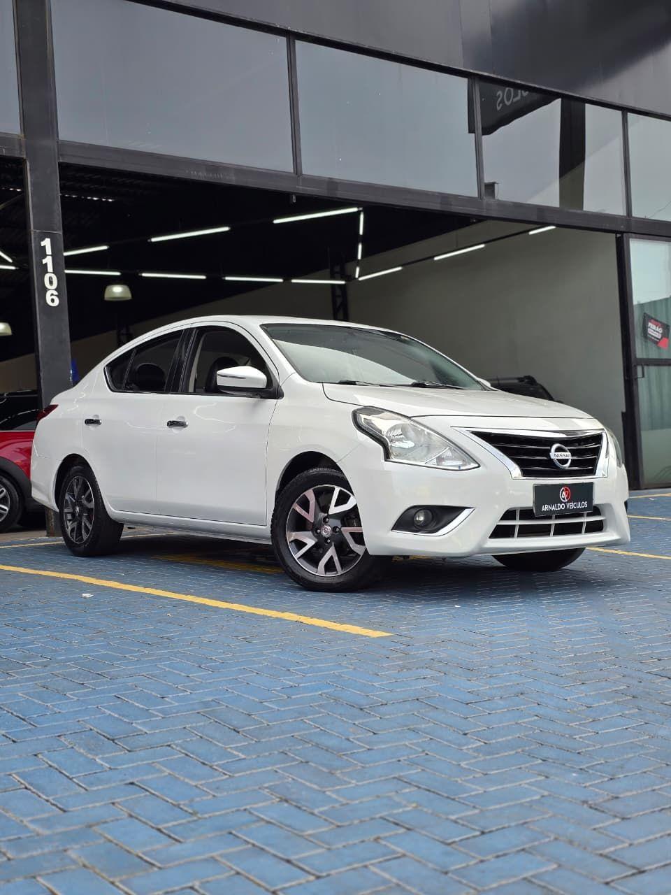 NISSAN Versa Sedan - Foto