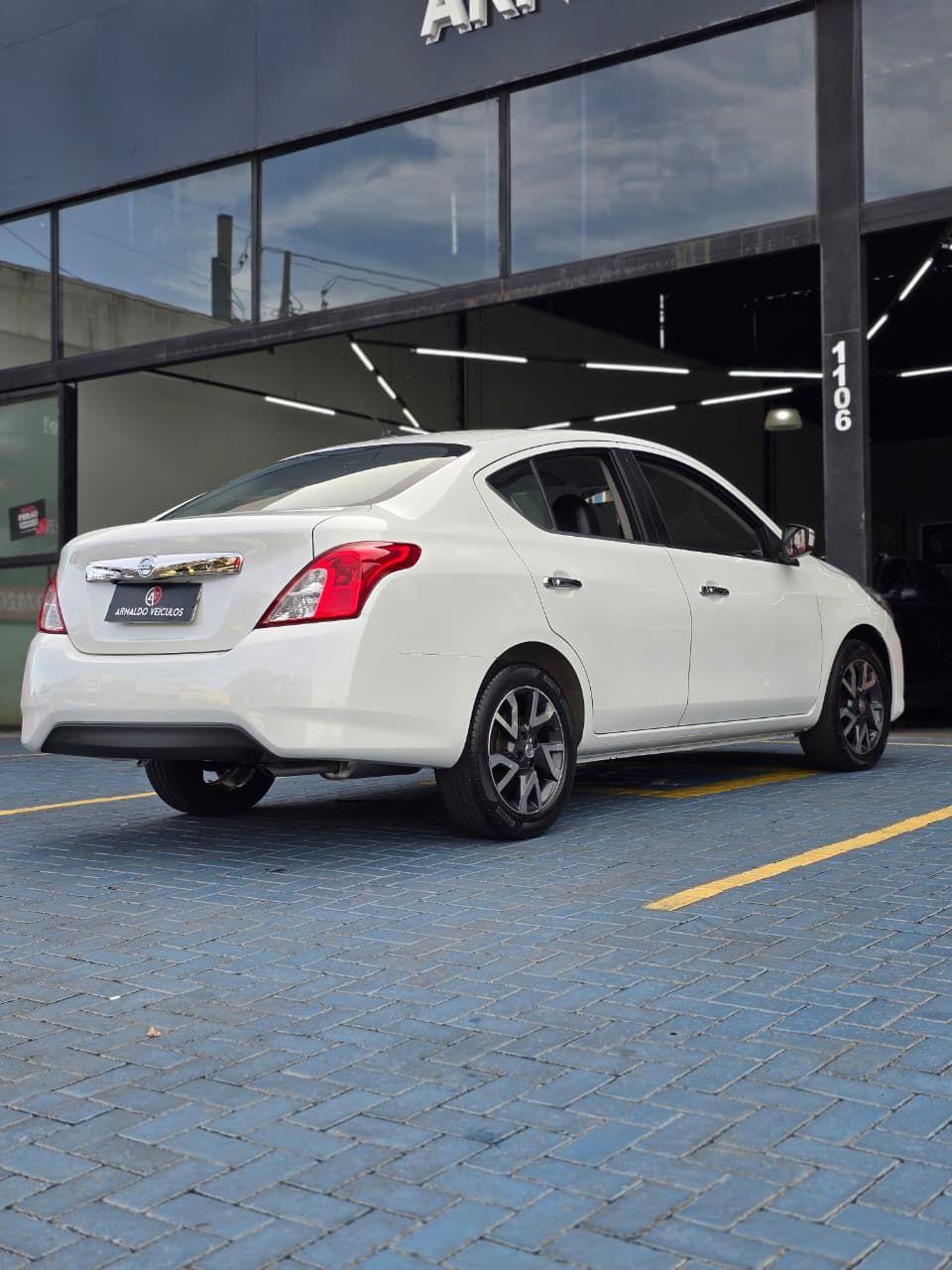 NISSAN Versa Sedan - Foto