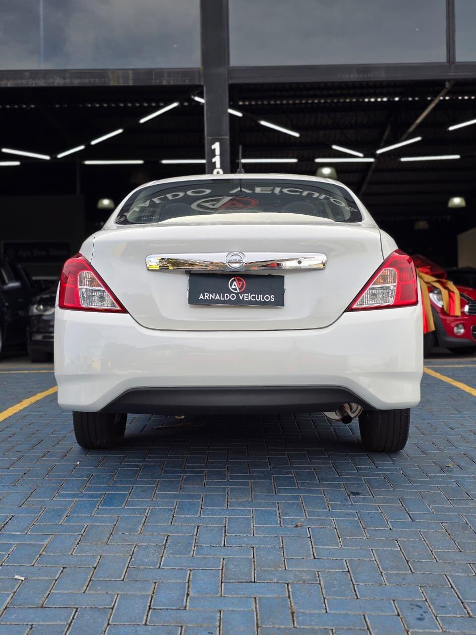 NISSAN Versa Sedan - Foto