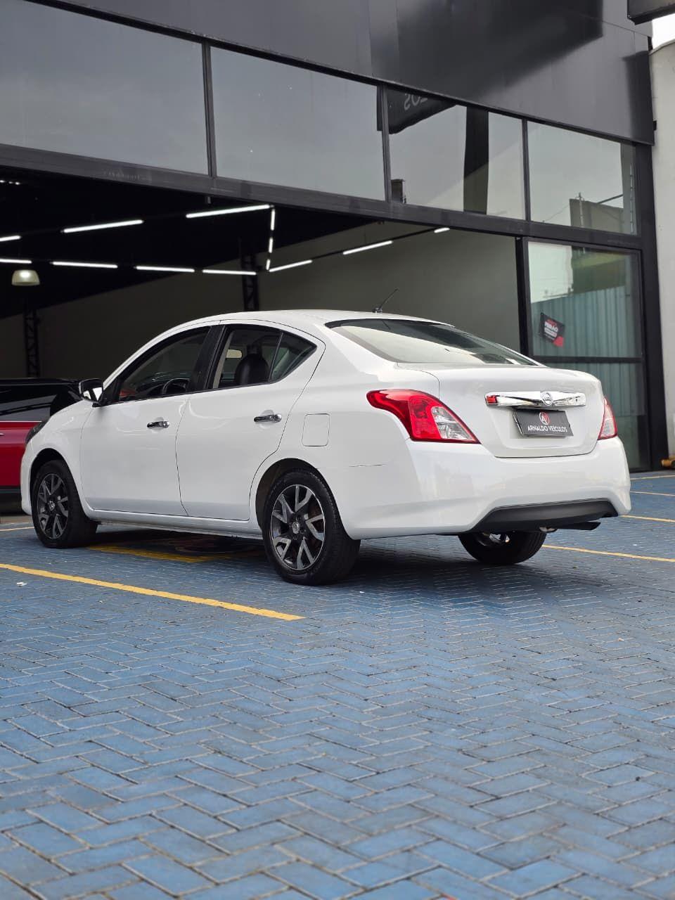 NISSAN Versa Sedan - Foto