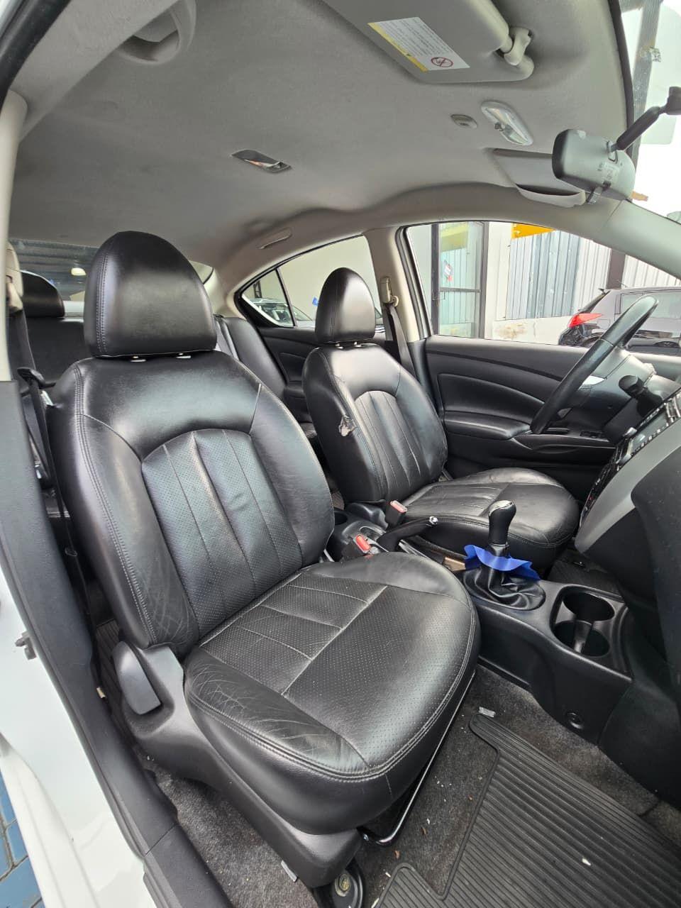 NISSAN Versa Sedan - Foto