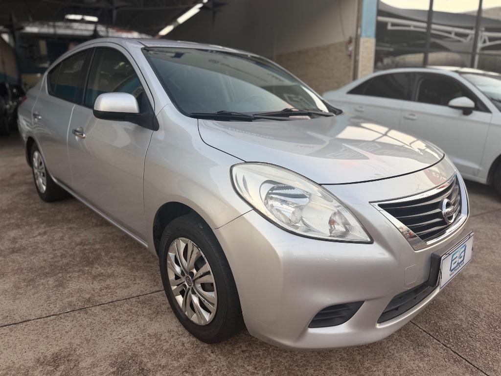 NISSAN Versa Sedan - Foto