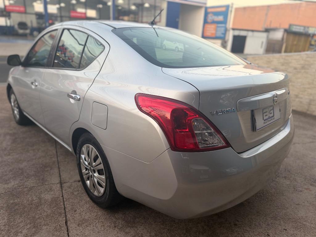 NISSAN Versa Sedan - Foto