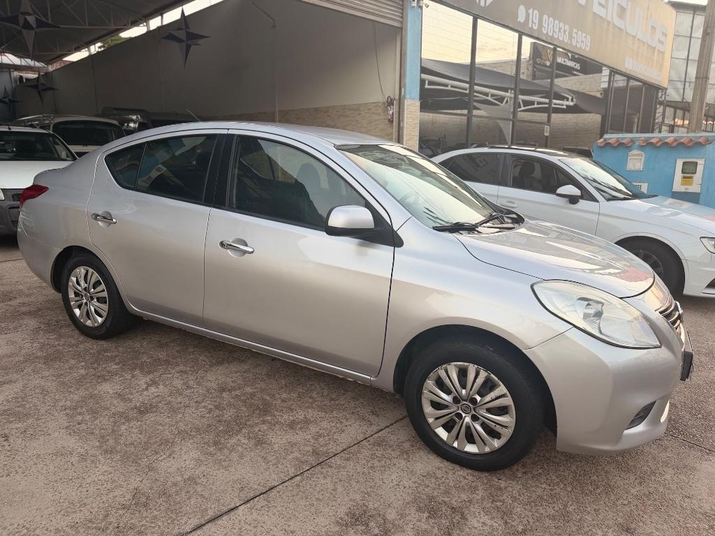NISSAN Versa Sedan - Foto