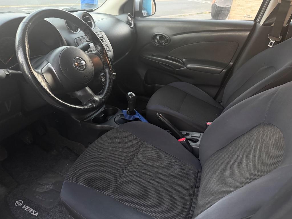 NISSAN Versa Sedan - Foto