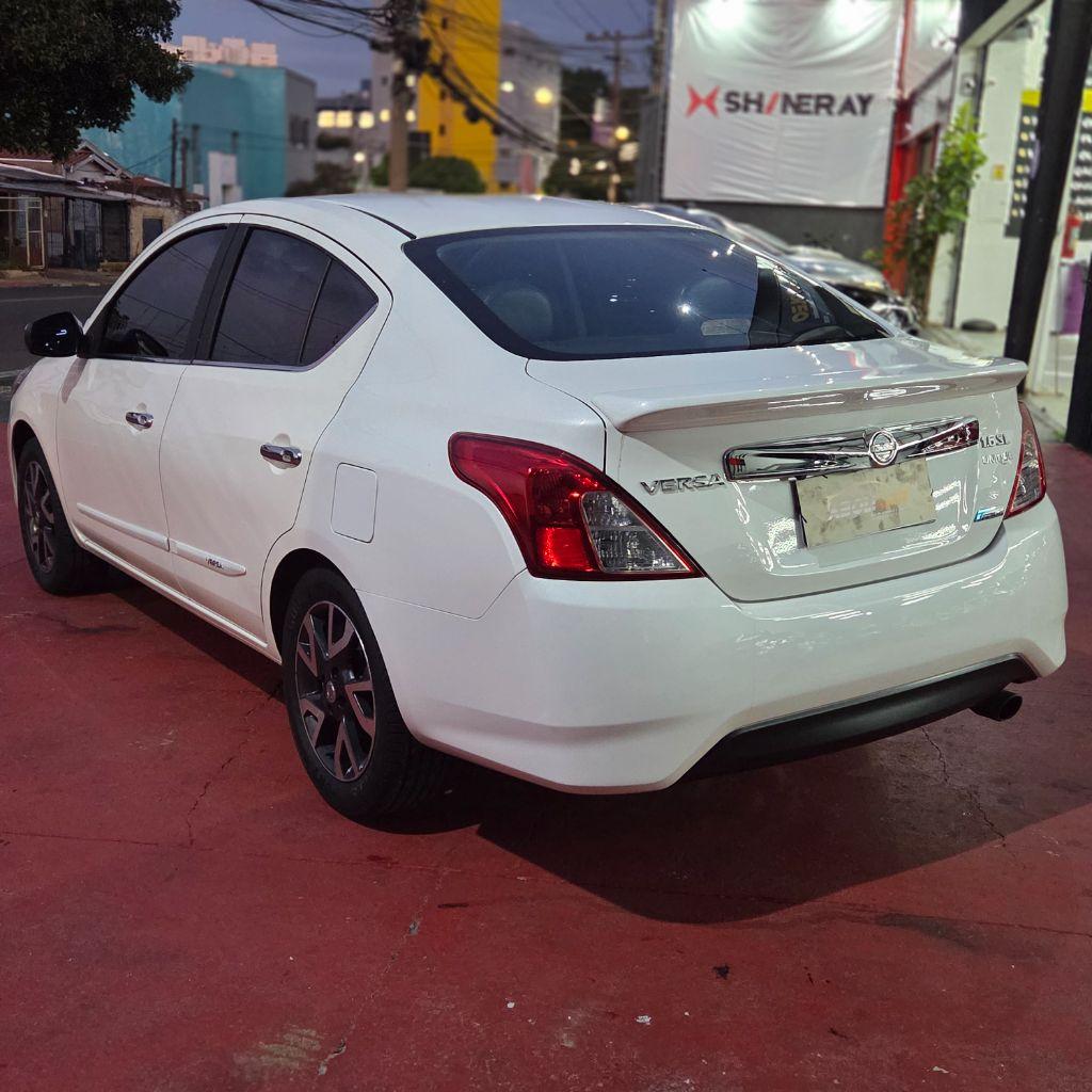 NISSAN Versa Sedan - Foto