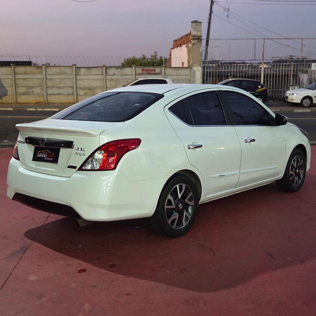 NISSAN Versa Sedan - Foto