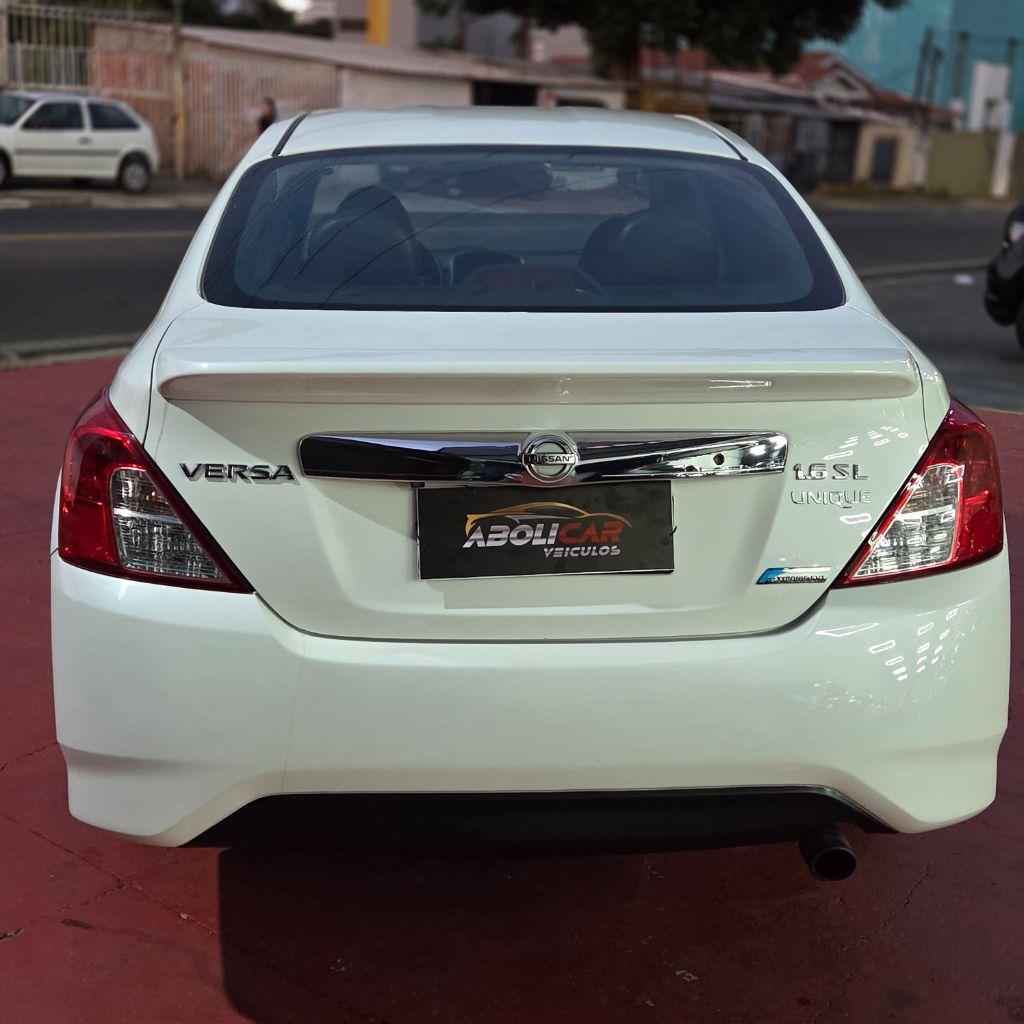 NISSAN Versa Sedan - Foto