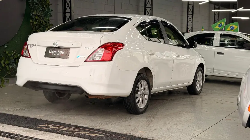 NISSAN Versa Sedan - Foto