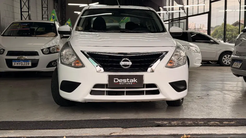 NISSAN Versa Sedan - Foto