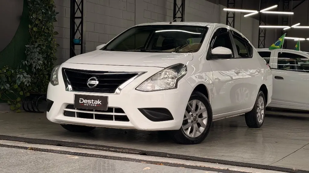 NISSAN Versa Sedan - Foto