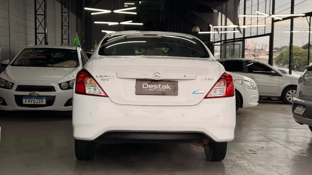 NISSAN Versa Sedan - Foto