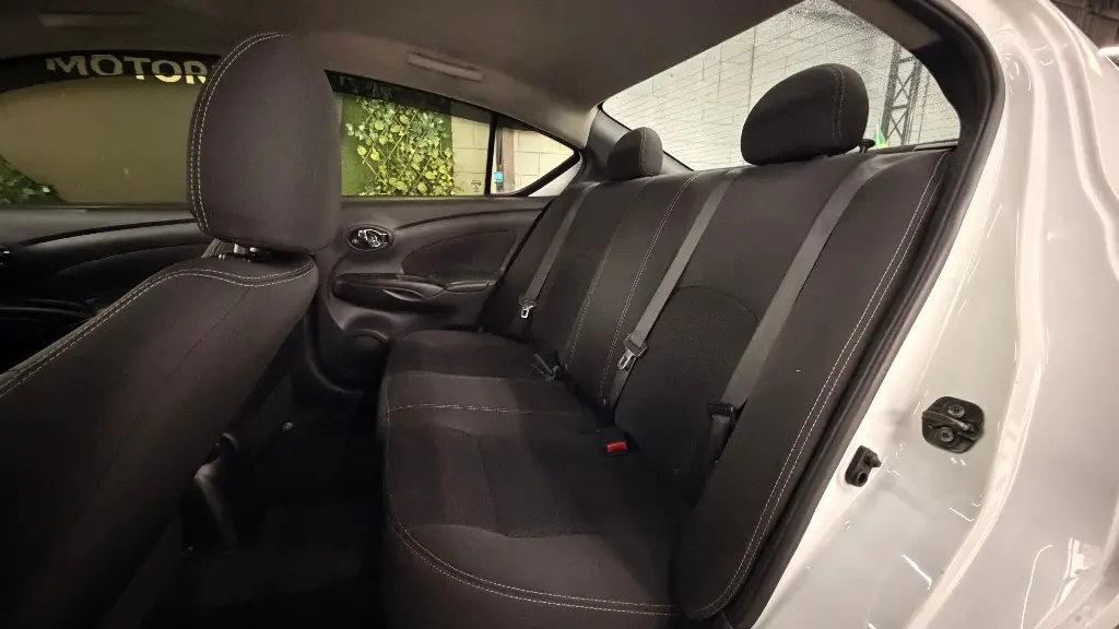 NISSAN Versa Sedan - Foto