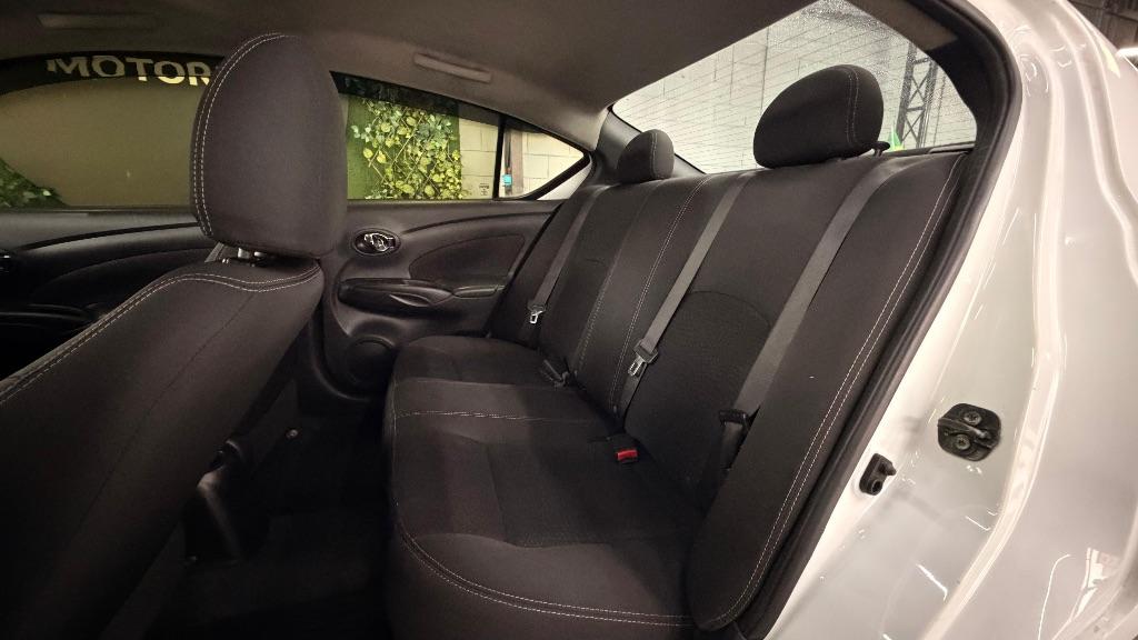 NISSAN Versa Sedan - Foto