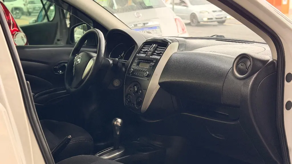 NISSAN Versa Sedan - Foto