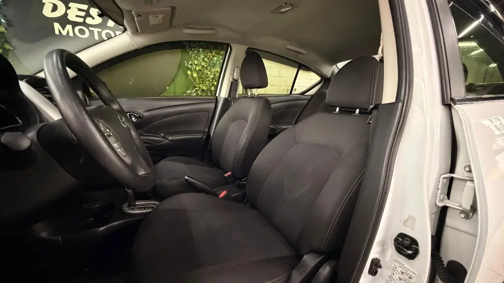 NISSAN Versa Sedan - Foto