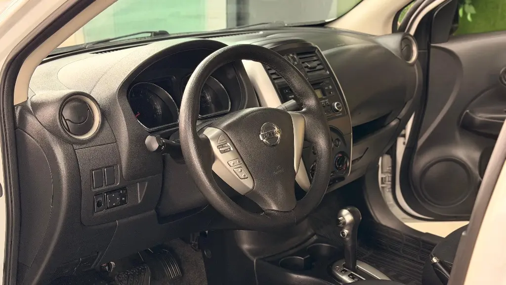 NISSAN Versa Sedan - Foto