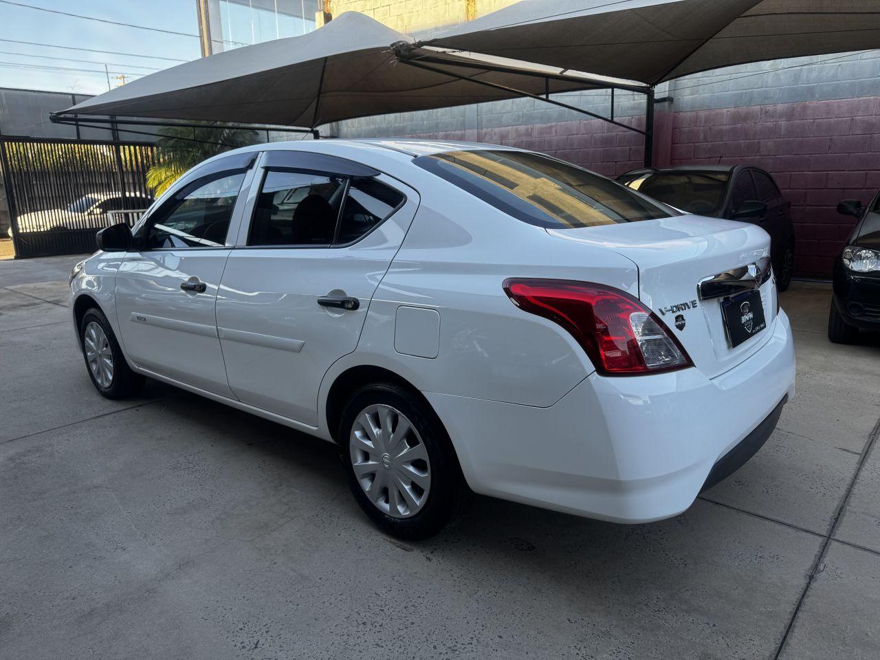 NISSAN Versa Sedan - Foto