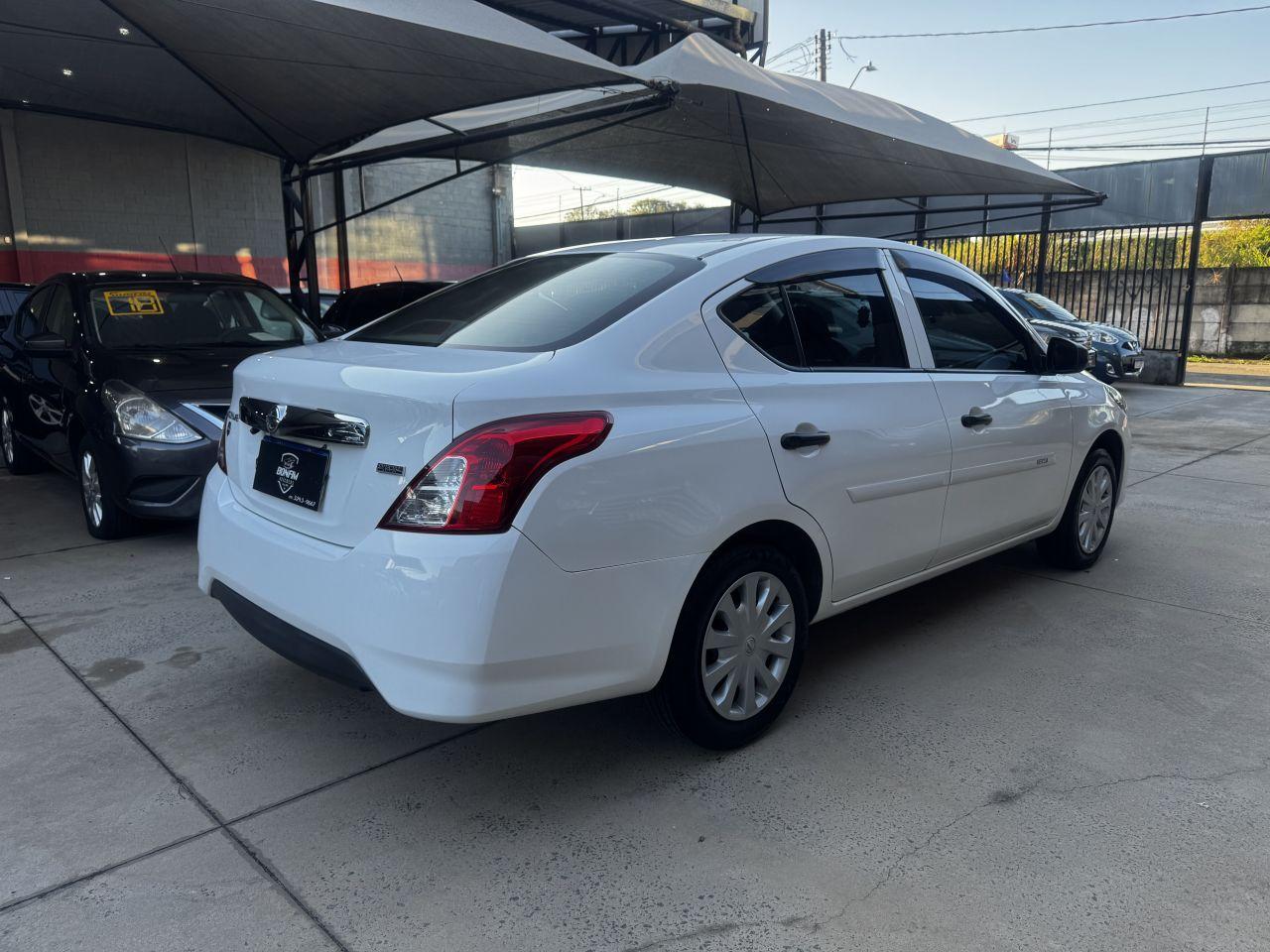 NISSAN Versa Sedan - Foto