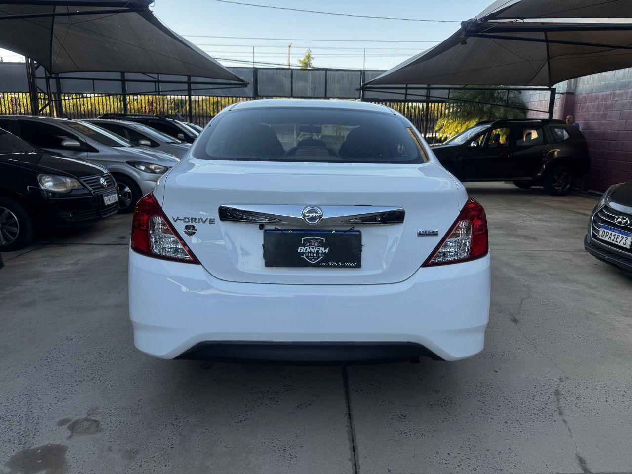 NISSAN Versa Sedan - Foto