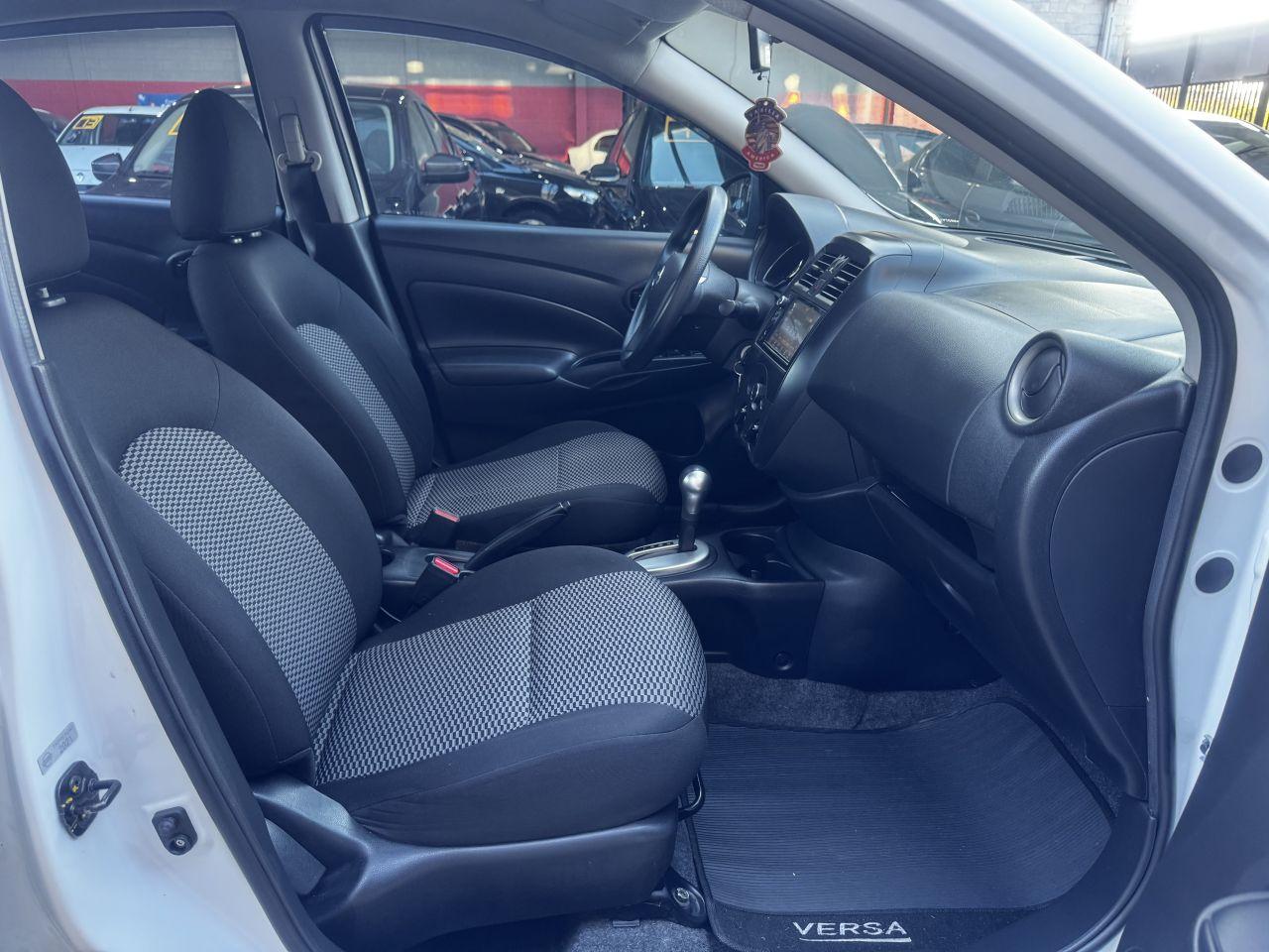 NISSAN Versa Sedan - Foto