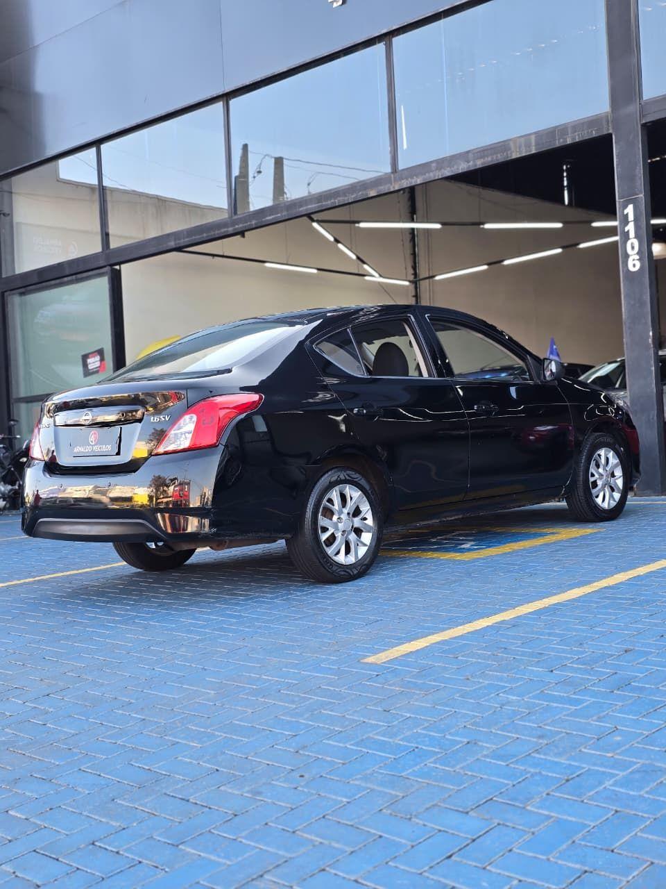 NISSAN Versa Sedan - Foto