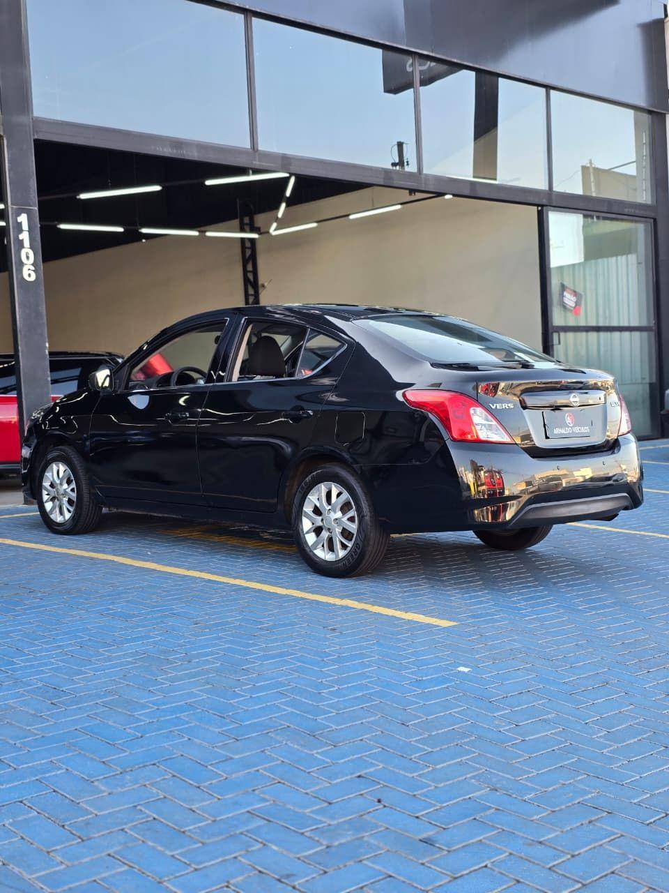 NISSAN Versa Sedan - Foto