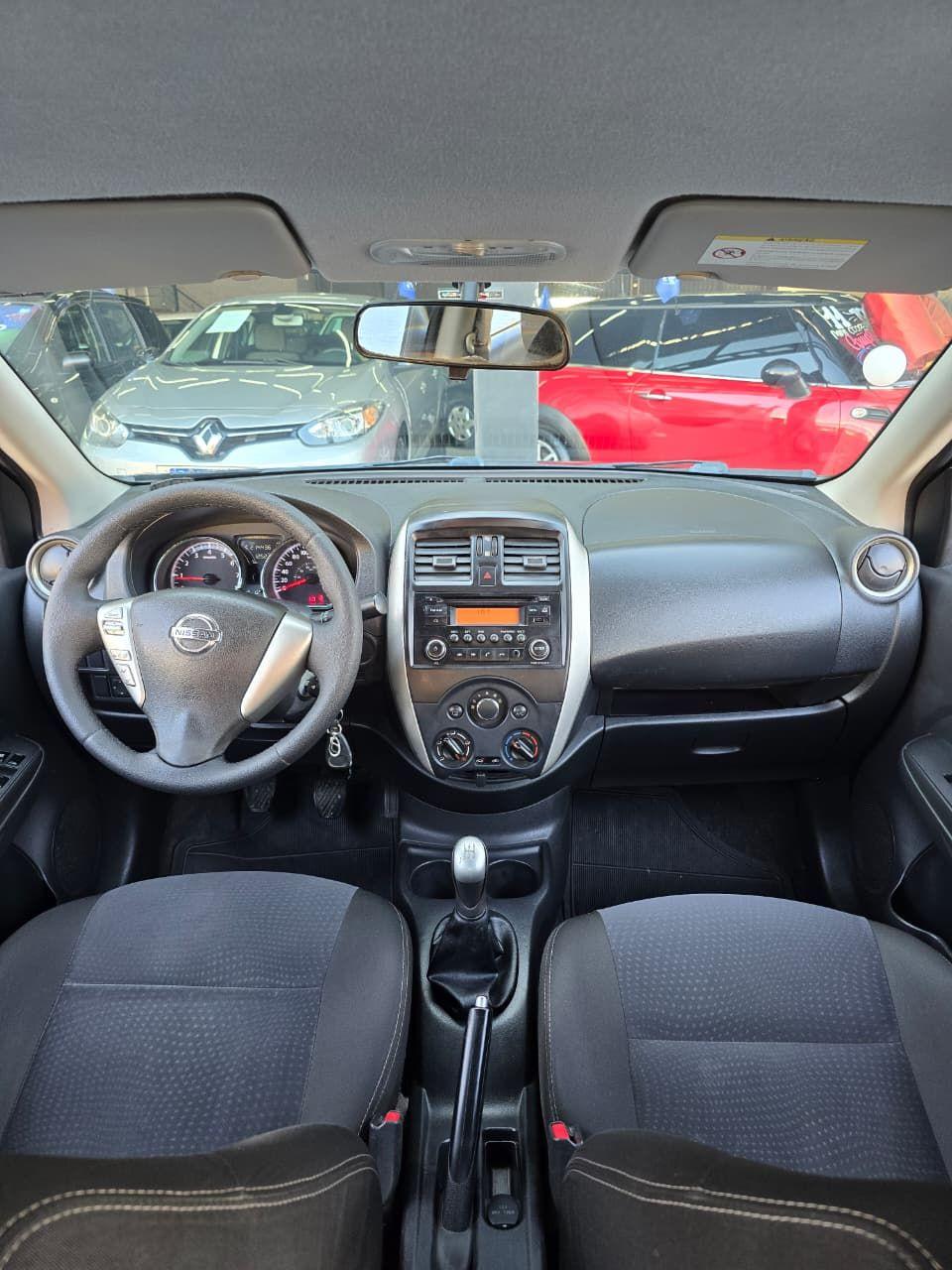 NISSAN Versa Sedan - Foto