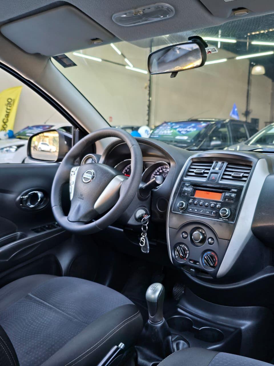 NISSAN Versa Sedan - Foto