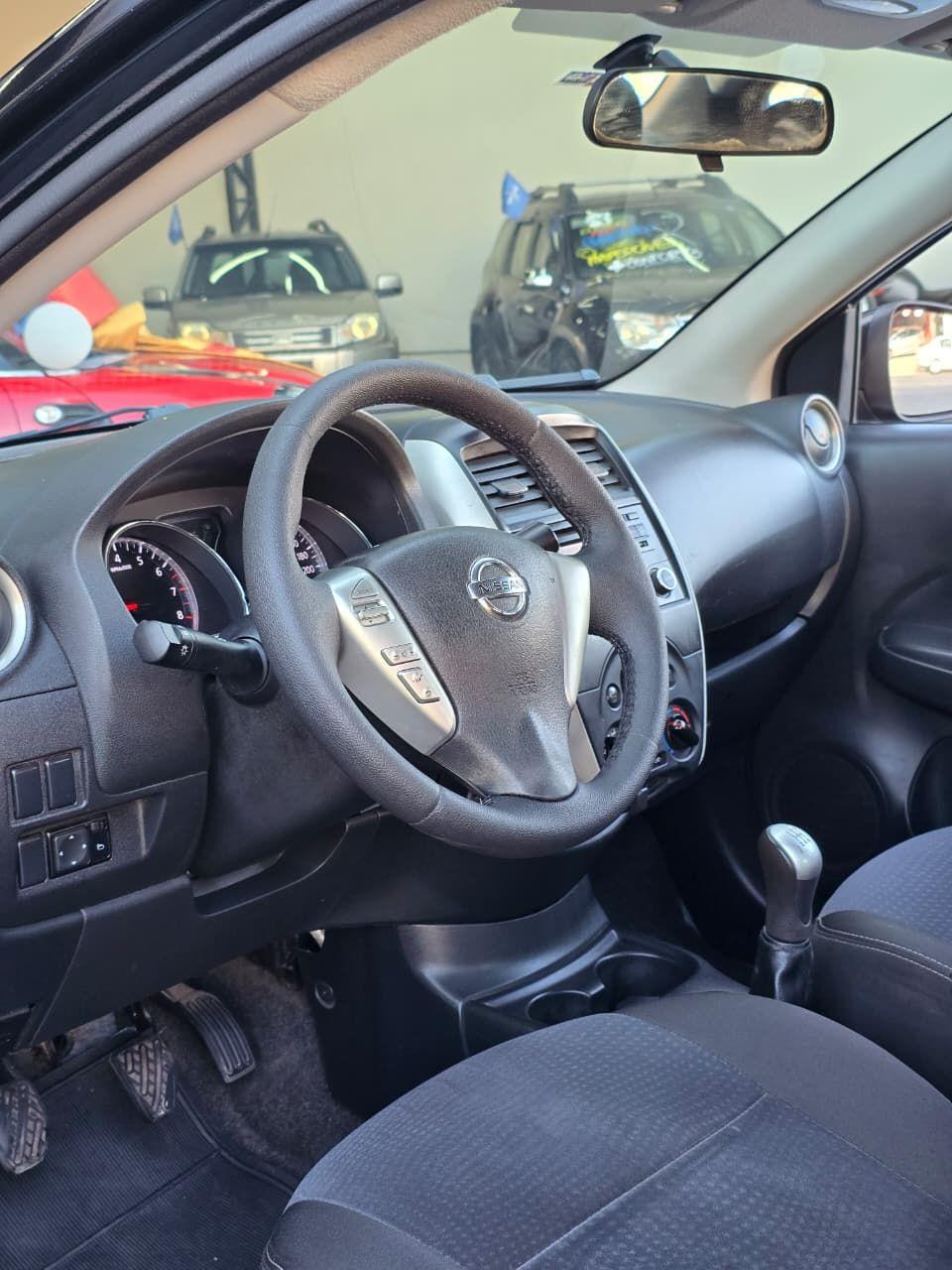 NISSAN Versa Sedan - Foto