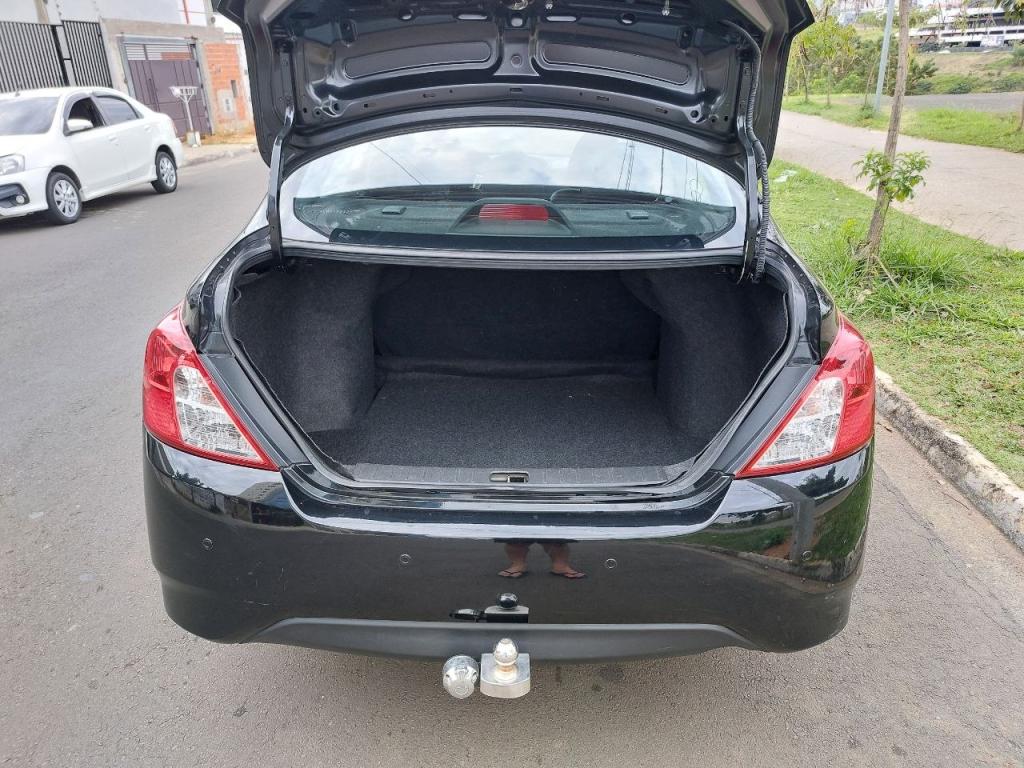 NISSAN Versa Sedan - Foto