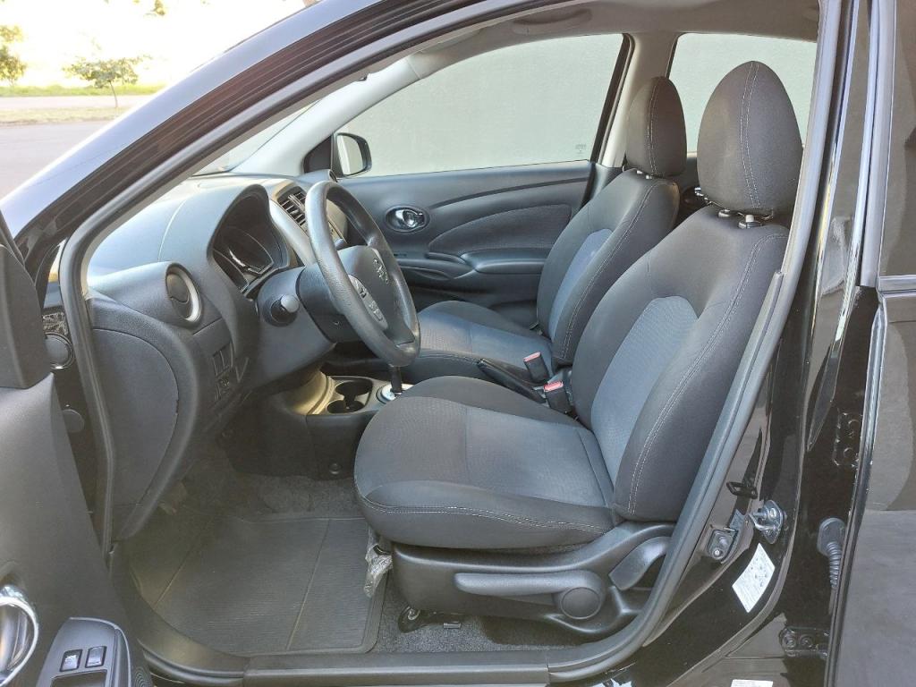 NISSAN Versa Sedan - Foto