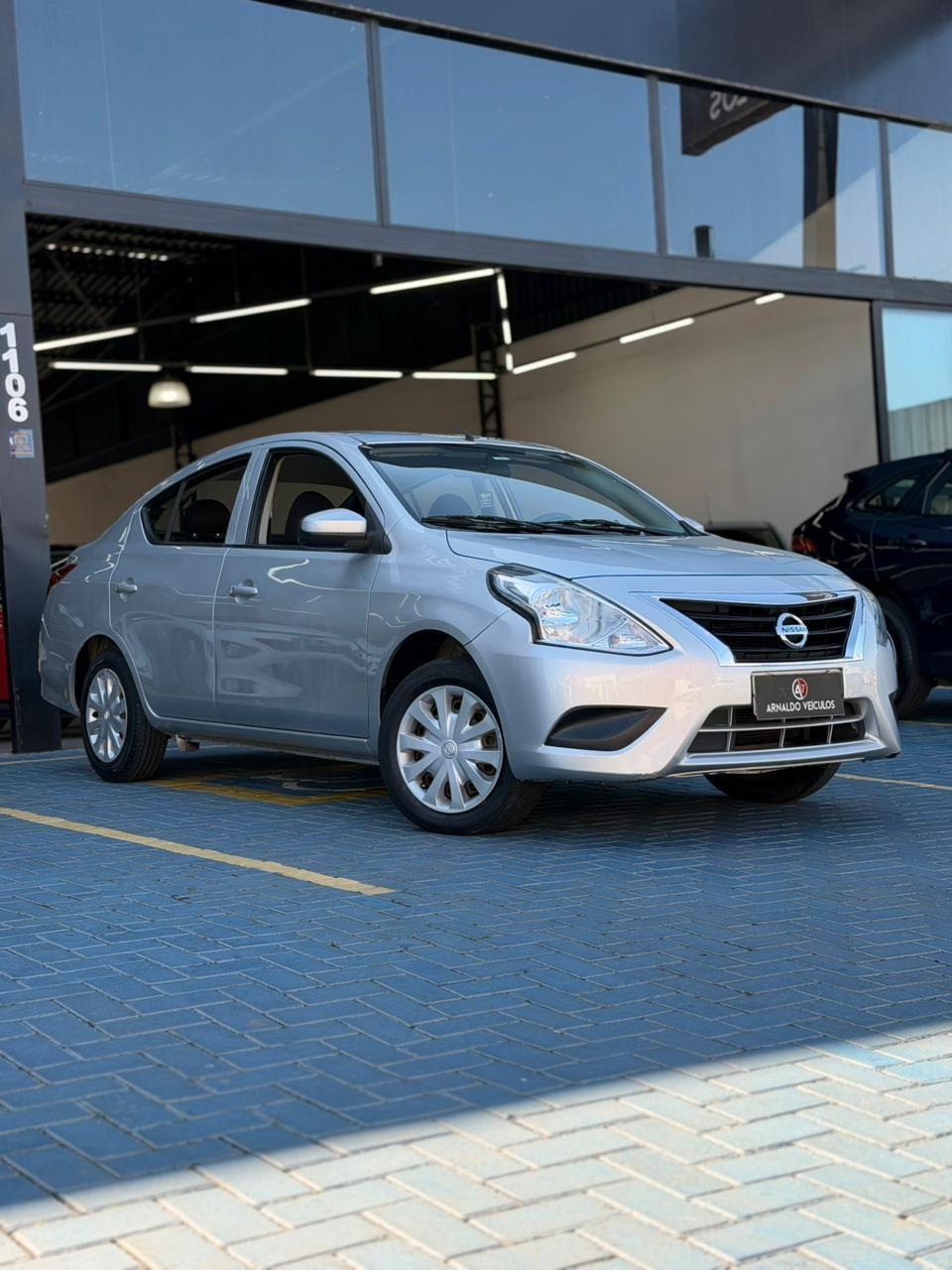 NISSAN Versa Sedan - Foto