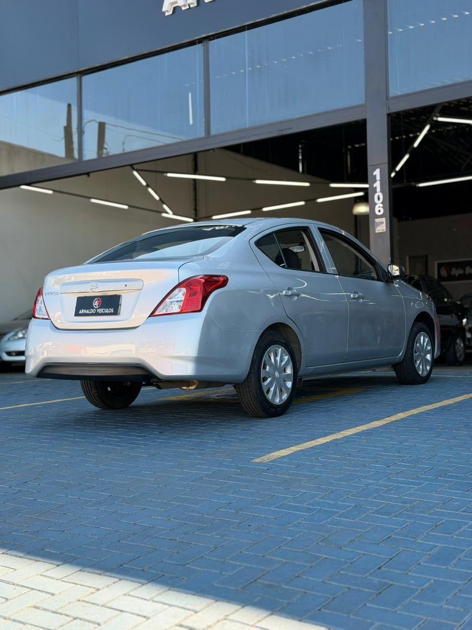 NISSAN Versa Sedan - Foto