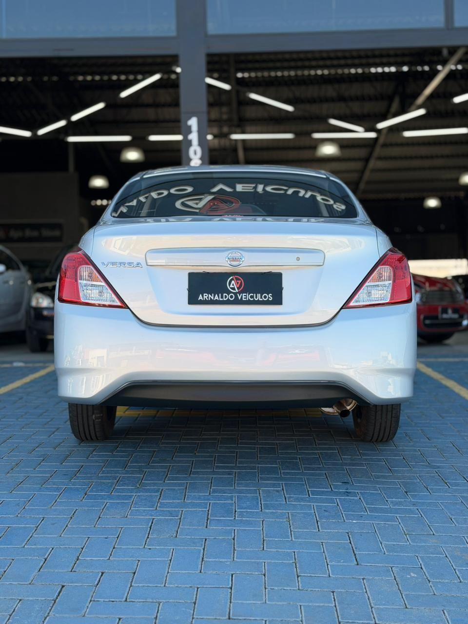 NISSAN Versa Sedan - Foto