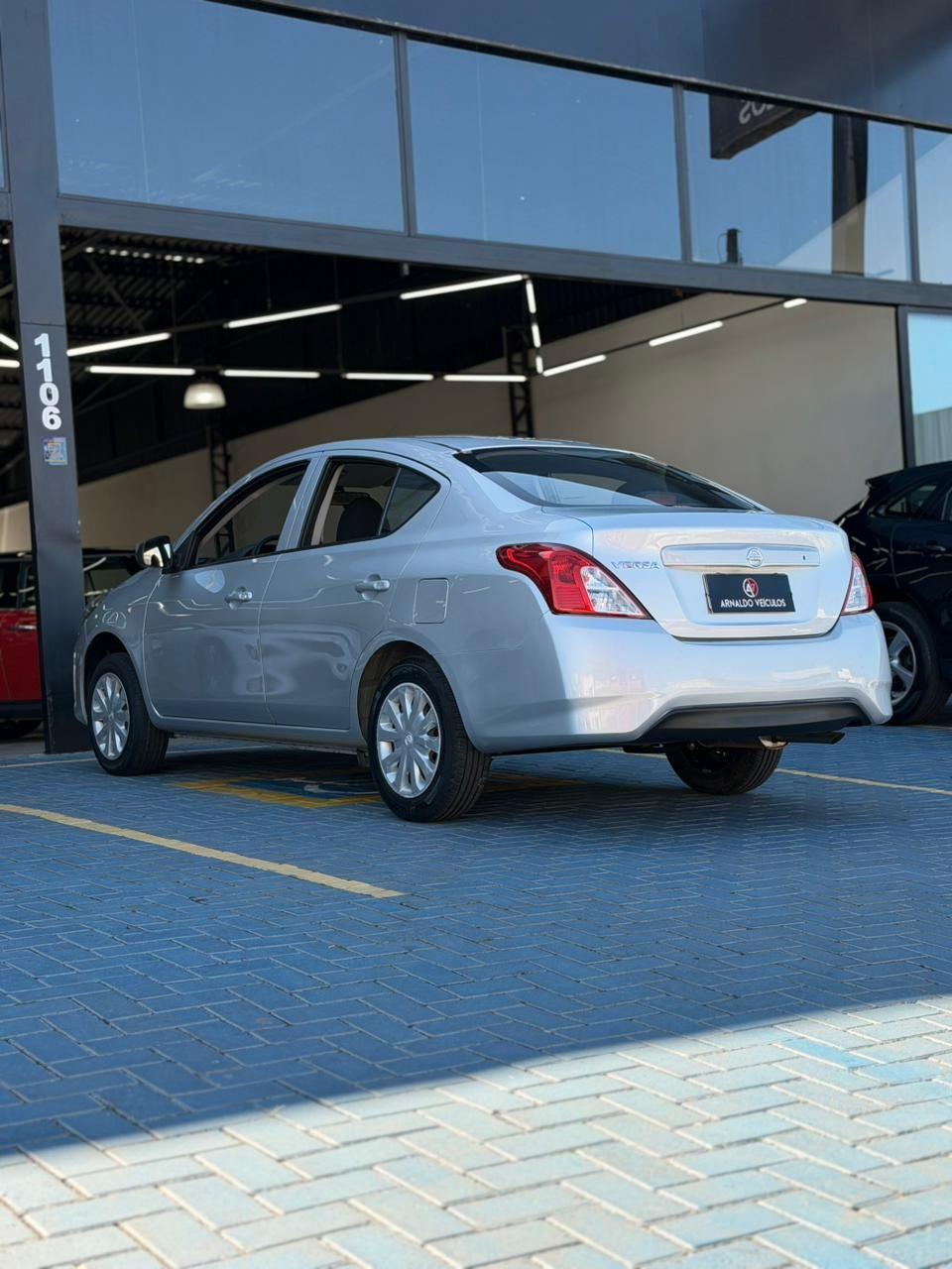 NISSAN Versa Sedan - Foto