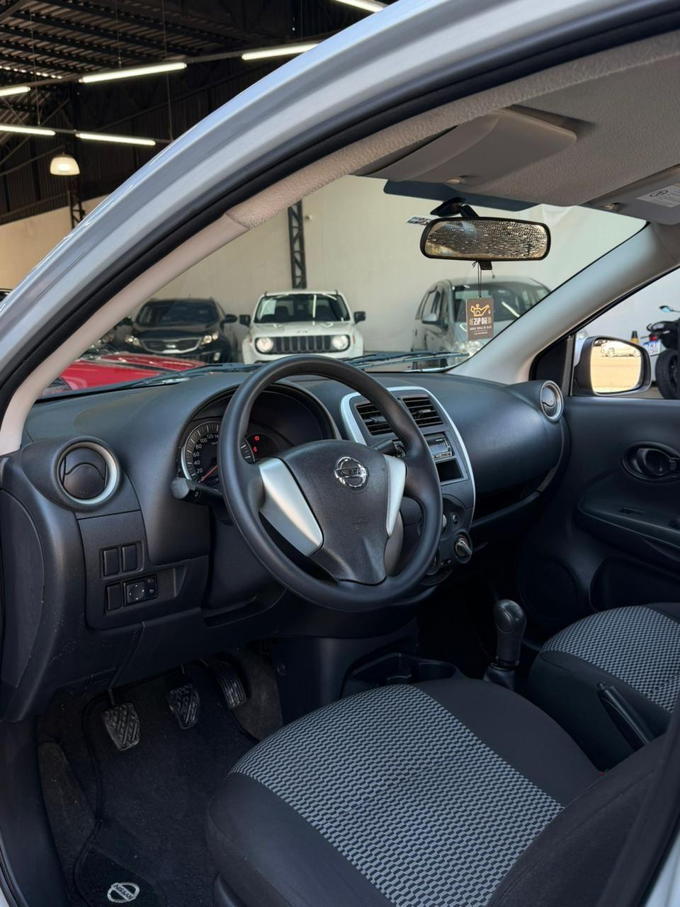 NISSAN Versa Sedan - Foto