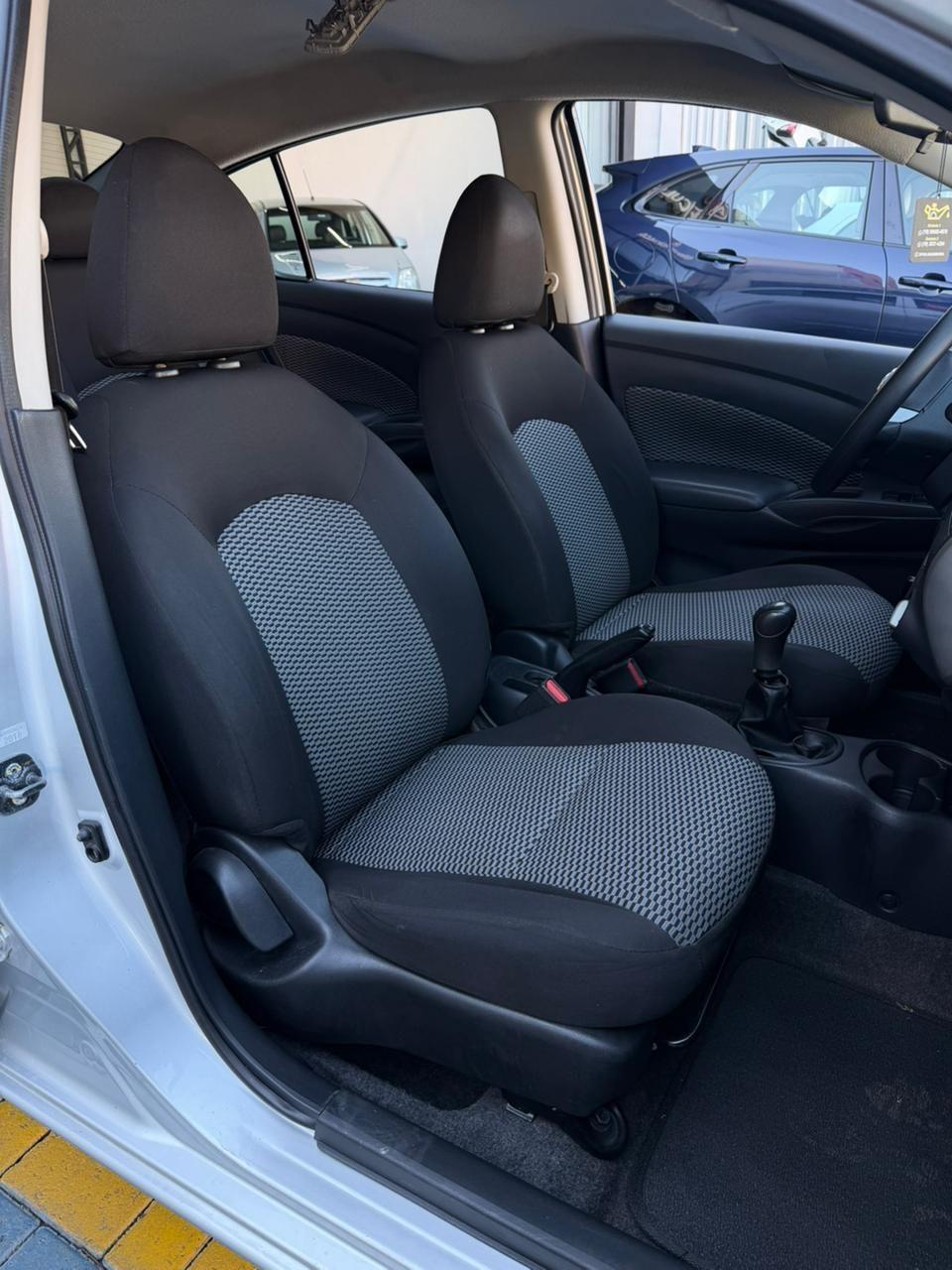 NISSAN Versa Sedan - Foto