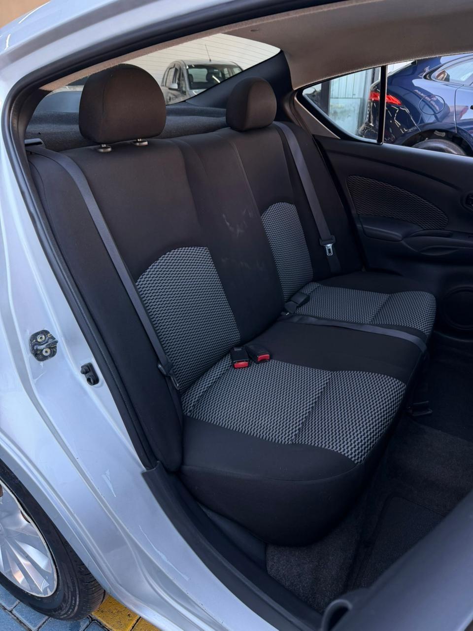 NISSAN Versa Sedan - Foto