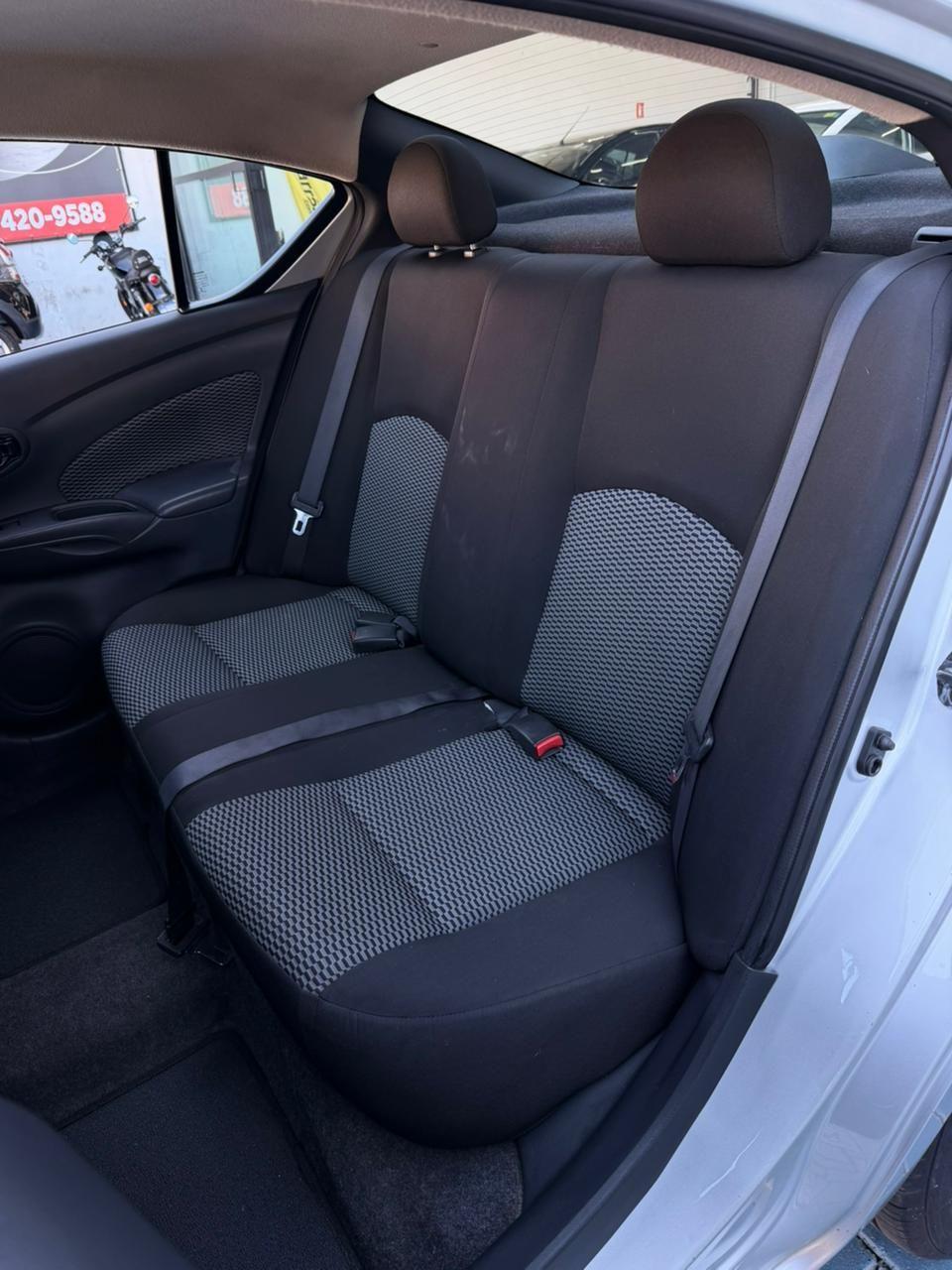 NISSAN Versa Sedan - Foto