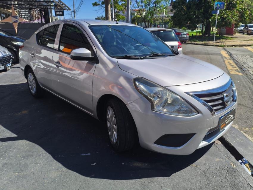 NISSAN Versa Sedan - Foto