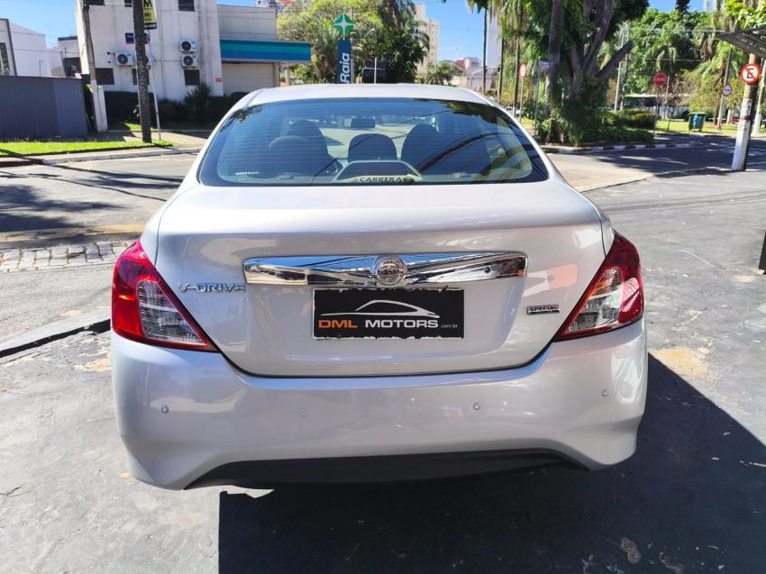 NISSAN Versa Sedan - Foto