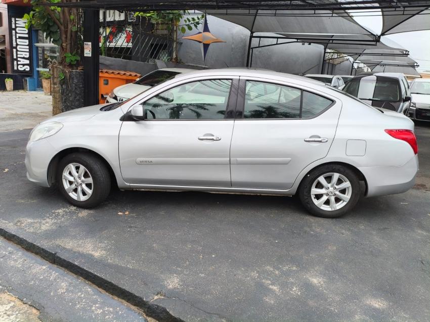 NISSAN Versa Sedan - Foto