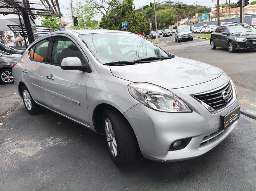 NISSAN Versa Sedan - Foto